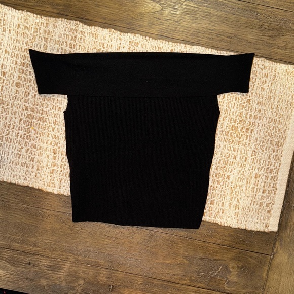 Kendall + Kylie NEW Black Ribbed Off the Shoulder Cropped Top Size Large - Picture 2 of 6